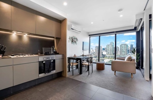 Docklands Apartment | Marina Tower - 21st Floor Apt with Beautiful View!