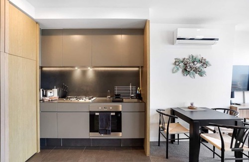 Docklands Apartment | Marina Tower - 21st Floor Apt with Beautiful View!