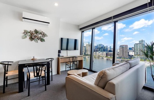 Docklands Apartment | Marina Tower - 21st Floor Apt with Beautiful View