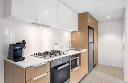 Docklands Apartment | Marina-View 1-Bed Apartment in Docklands