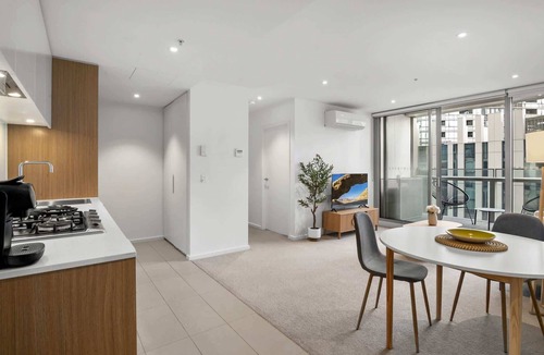 Docklands Apartment | Marina-View 1-Bed Apartment in Docklands