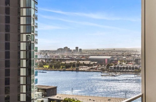 Docklands Apartment | Marina-View 1-Bed Apartment in Docklands