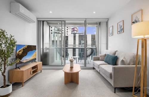 Docklands Apartment | Marina-View 1-Bed Apartment in Docklands