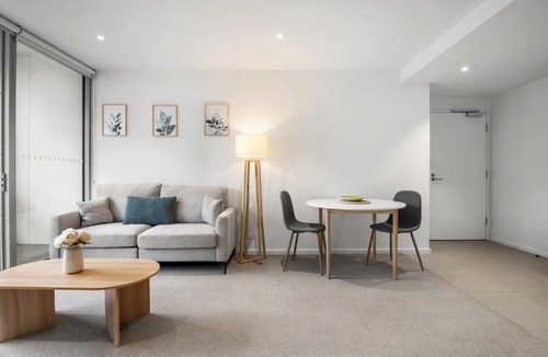 Docklands Apartment | Marina-View 1-Bed Apartment in Docklands
