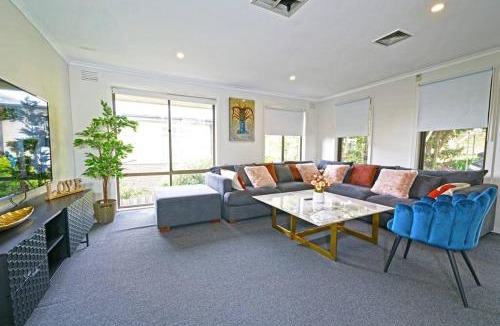 Ringwood House | Maroondah 3BR Brick Entire Home Free Wi-Fi Parking