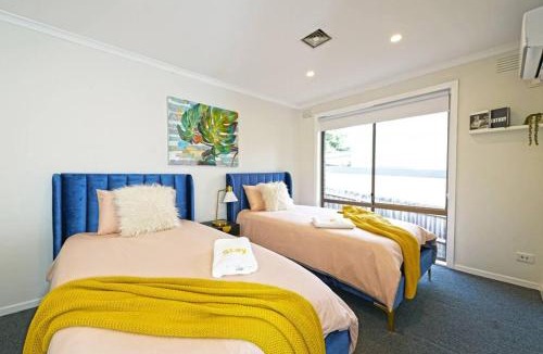 Ringwood House | Maroondah 3BR Brick Entire Home Free Wi-Fi Parking
