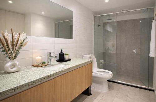 Docklands Apartment | Marvel Stadium Views 2BR, Parking, Pool & Gym