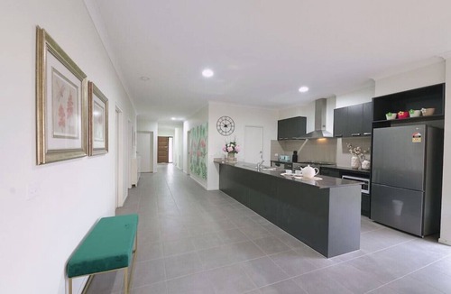 Williams Landing House | Massive 9BRM Rental House for big group in Melbourne