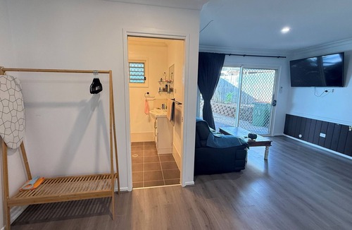 Collingwood Park Apartment | Master King Room for Short Stay