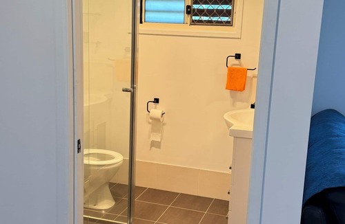 Collingwood Park Apartment | Master King Room for Short Stay