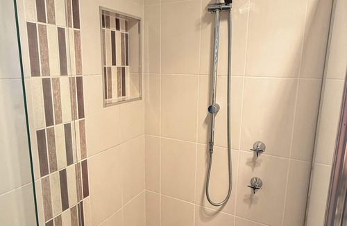 Collingwood Park Apartment | Master King Room for Short Stay