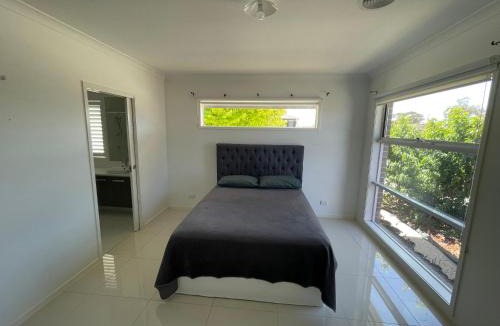 Mount Duneed House | Master's bedroom in Mount Duneed