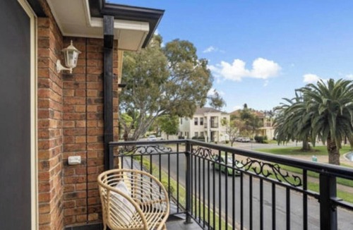Mawson Lakes House | MawsonLakes Lake view Villa