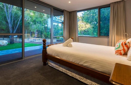 Dunsborough House | Maybrook - Minutes from Meelup Beaches and Dining