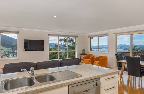 West Moonah House | Mayhill Views space and style