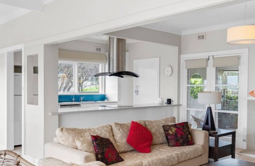 McCracken House | McCracken Cottage with Harbour Views