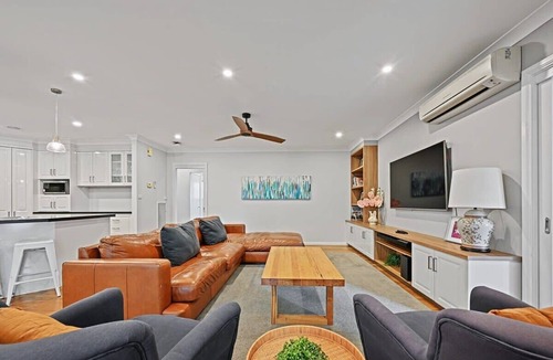 Calare House | McIntosh - Grand Family Home, Elegant Entertainer