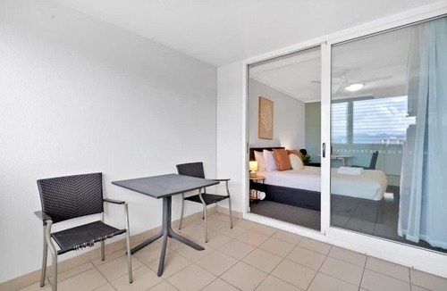 Cairns Central Business District Hotel | McLeod Nook - Poolside Studio by Waterfront & Market