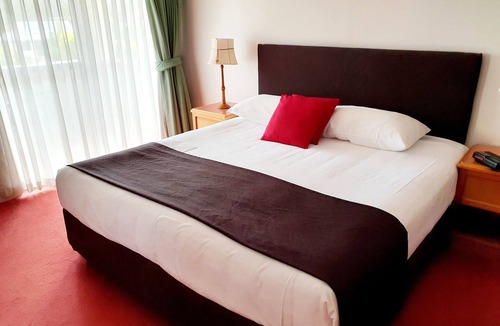 Warwick Hotel | McNevin's Warwick Motel