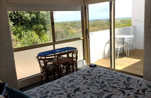 Prevelly Apartment | Mediterranean Apt: Ocean Views Sleeps 6 - Spacious- Families - Couples - Beach