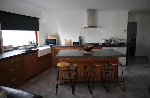 Diggers Rest House | Melbourne Farm Stay