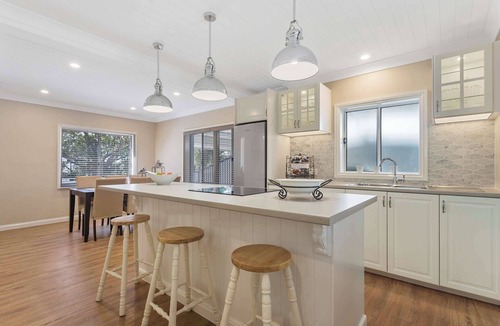 Deception Bay House | MetaWiseBnB Waterfront 3BR Coastal Escape