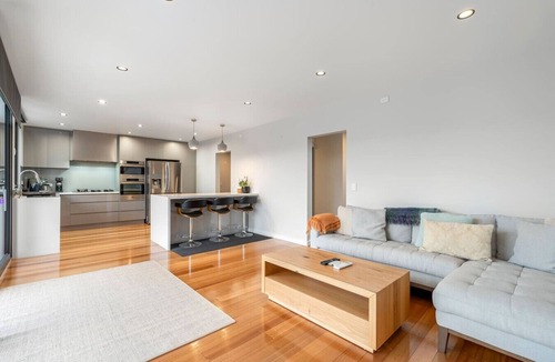 Lenah Valley Apartment | Meticulously Upgraded Home with Valley Views
