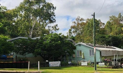 Mount Morgan Hostel | Meyenburg Cabins