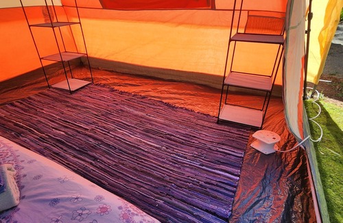 Mount Morgan Bed & Breakfast | Meyenburg King bed tent with shared outdoor shower & wc