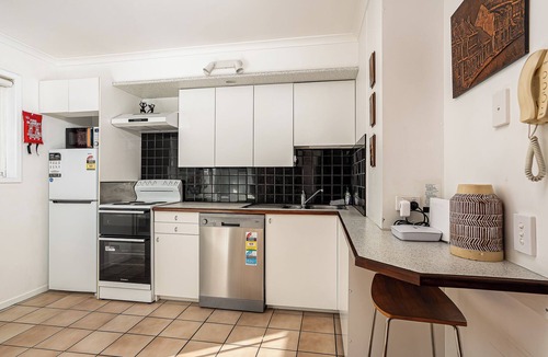 Kangaroo Point Apartment | Mid-Century Suite - 1 Bed 1 Bath 1 Car 2 Balconies