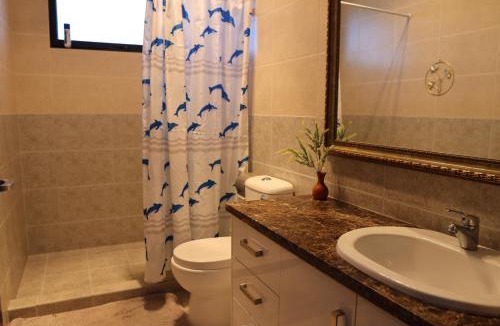Stirling House | Midby's Elegant Guesthouse - 2 En-suite Rooms & 2 Rooms with Shared Bathroom