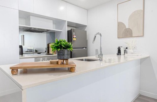 Milton Apartment | Milton Luxe 1Bd with City Views Pool Car Park Balcony Walk to Suncorp