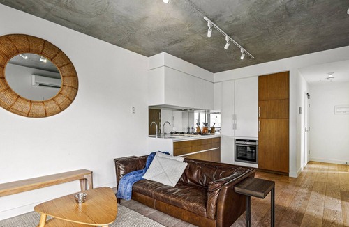 Prahran Apartment | Minimalistic Prahran Apartment with Balcony