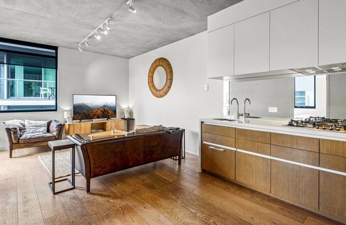 Prahran Apartment | Minimalistic Prahran Apartment with Balcony