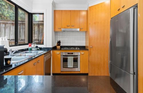 Miranda Apartment | Miranda Stylish 2 Bed near Cronulla & Airport