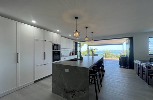 Mirrabooka House | Mirrabooka Magic - Luxury By The Lake