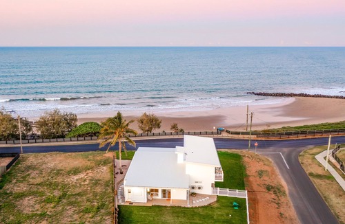Burnett Heads Villa | Mist Suite - beachfront property!