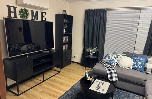 Spalding House | Mitchell’s Haven - Home away from home! nFamily/Group and fur babies welcome!