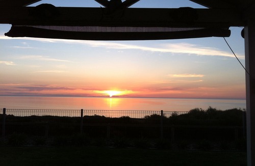 Moana House | Moana Sunsets Beach House(4-15 guests)