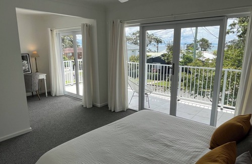 Currarong House | Moby's: Modern beach house, 1 min walk to beach