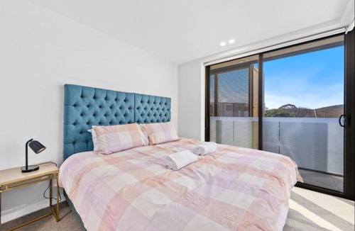 Dickson Apartment | Modem One Bedroom Apartment on Northbourne Avenue