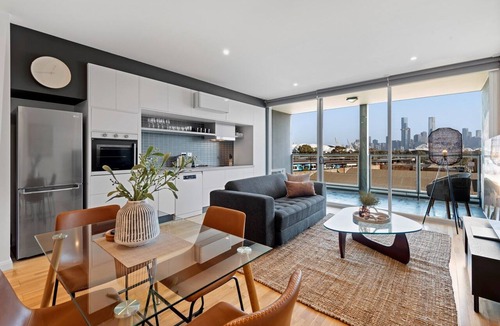 Richmond Apartment | Modern 1-Bed, City Skyline Views & Close to Shops