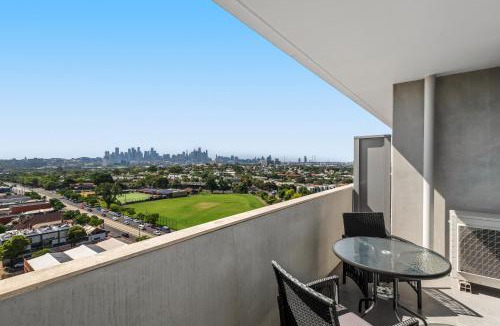 Flemington Apartment | Modern 1-Bed & City Views, Steps from Racecourse