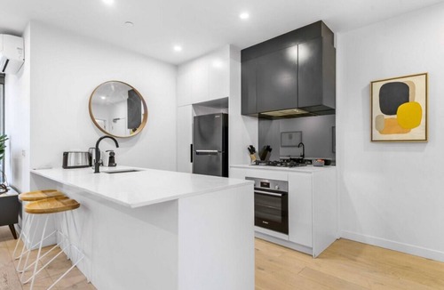 Footscray Apartment | Modern 1-Bedroom Apartment in Delightful Footscray with Wi-Fi and Study Nook