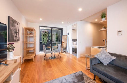 Brunswick East Apartment | Modern 1 Bedroom Apartment in Brunswick East near CBD