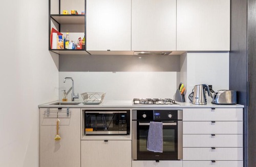 Parkville Apartment | Modern 1 Bedroom in Tranquil Parklands