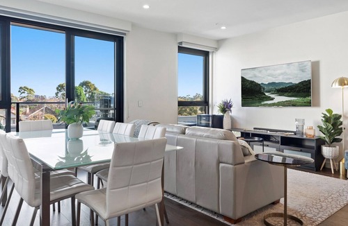 Essendon Apartment | Modern 2-Bed Essendon Apartment With Views