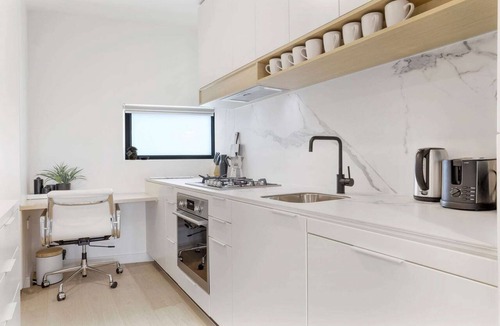 Ivanhoe Apartment | Modern 2-Bed Ivanhoe unit with Parking