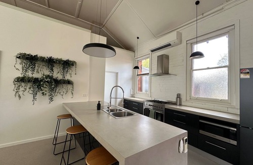 St. Arnaud Cottage | Modern 2 bedroom cottage in historic setting