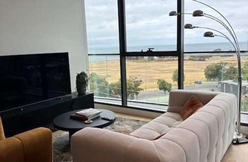 Williamstown Apartment | Modern 2 BRM Apt in Williamstown
